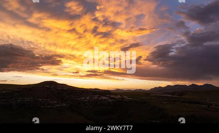 Ein Drohnenfoto von stimmungsvollen, farbigen Wolken bei Sonnenuntergang. Erschossen über der östlichen Freistaat-Provinz in Südafrika. Stockfoto