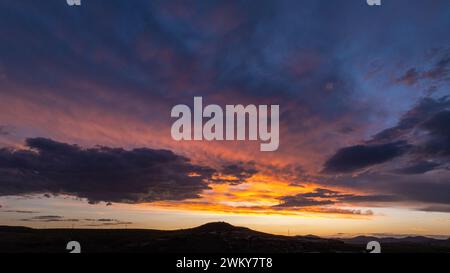 Ein Drohnenfoto von stimmungsvollen, farbigen Wolken bei Sonnenuntergang. Erschossen über der östlichen Freistaat-Provinz in Südafrika. Stockfoto