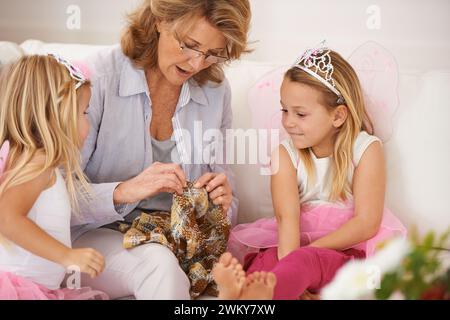 Stricken, unterrichten und lernen mit Großmutter und Kindern zu Hause, um sich zu binden und Zeit zusammen zu verbringen. Hilfe, Ratschläge und Wolle häkeln, Frau entspannen Stockfoto