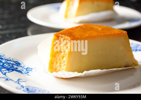 Ein traditioneller brasilianischer Pudding, bekannt als Pudim de leite, Milchpudding oder Flan Stockfoto