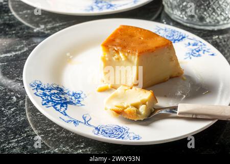 Ein traditioneller brasilianischer Pudding, bekannt als Pudim de leite, Milchpudding oder Flan Stockfoto