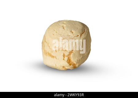 Der brasilianische Pao de queijo, auch bekannt als Käsebrot oder Käsebrötchen, isoliert auf weißem Hintergrund Stockfoto