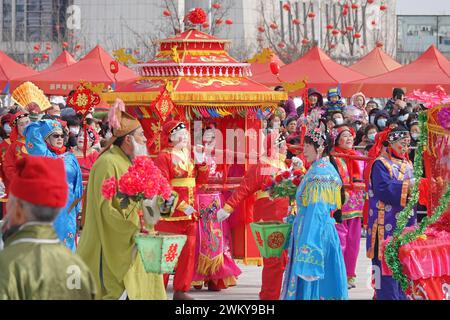 Yantai, China. Februar 2024. Volkskünstler führen Yangko auf einer Volkskunstausstellung in Yantai, China, am 23. Februar 2024 auf. (Foto: Costfoto/NurPhoto) Credit: NurPhoto SRL/Alamy Live News Stockfoto