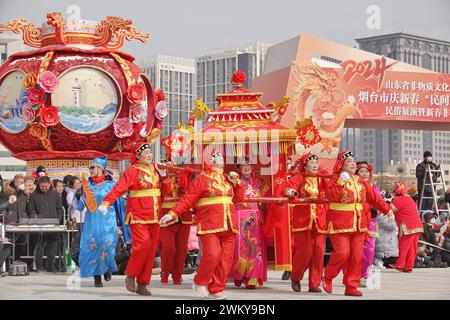 Yantai, China. Februar 2024. Volkskünstler führen Yangko auf einer Volkskunstausstellung in Yantai, China, am 23. Februar 2024 auf. (Foto: Costfoto/NurPhoto) Credit: NurPhoto SRL/Alamy Live News Stockfoto