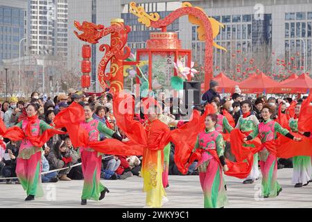 Yantai, China. Februar 2024. Volkskünstler führen Yangko auf einer Volkskunstausstellung in Yantai, China, am 23. Februar 2024 auf. (Foto: Costfoto/NurPhoto) Credit: NurPhoto SRL/Alamy Live News Stockfoto