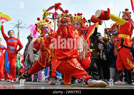 Yantai, China. Februar 2024. Volkskünstler führen bei einem Fishing Laternen Festival in Luyang Village, Dajijia Street, Huang-Bohai New District, in Yantai, China, am 23. Februar 2024. (Foto: Costfoto/NurPhoto) Credit: NurPhoto SRL/Alamy Live News Stockfoto