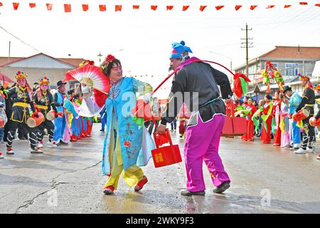 Yantai, China. Februar 2024. Volkskünstler führen bei einem Fishing Laternen Festival in Luyang Village, Dajijia Street, Huang-Bohai New District, in Yantai, China, am 23. Februar 2024. (Foto: Costfoto/NurPhoto) Credit: NurPhoto SRL/Alamy Live News Stockfoto