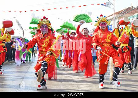 Yantai, China. Februar 2024. Volkskünstler führen bei einem Fishing Laternen Festival in Luyang Village, Dajijia Street, Huang-Bohai New District, in Yantai, China, am 23. Februar 2024. (Foto: Costfoto/NurPhoto) Credit: NurPhoto SRL/Alamy Live News Stockfoto