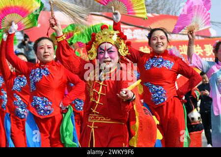 Yantai, China. Februar 2024. Volkskünstler führen bei einem Fishing Laternen Festival in Luyang Village, Dajijia Street, Huang-Bohai New District, in Yantai, China, am 23. Februar 2024. (Foto: Costfoto/NurPhoto) Credit: NurPhoto SRL/Alamy Live News Stockfoto