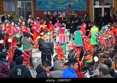 Yantai, China. Februar 2024. Volkskünstler führen bei einem Fishing Laternen Festival in Luyang Village, Dajijia Street, Huang-Bohai New District, in Yantai, China, am 23. Februar 2024. (Foto: Costfoto/NurPhoto) Credit: NurPhoto SRL/Alamy Live News Stockfoto