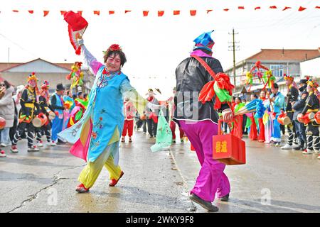 Yantai, China. Februar 2024. Volkskünstler führen bei einem Fishing Laternen Festival in Luyang Village, Dajijia Street, Huang-Bohai New District, in Yantai, China, am 23. Februar 2024. (Foto: Costfoto/NurPhoto) Credit: NurPhoto SRL/Alamy Live News Stockfoto