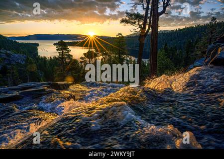 Sonnenaufgang über den unteren Eagle Falls mit Emerald Bay im Hintergrund, Lake Tahoe, Kalifornien. Stockfoto