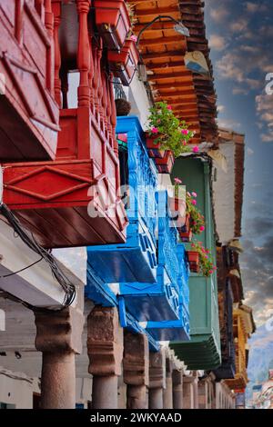 Lebendige Farbtöne von Cusco. Tauchen Sie ein in das Kaleidoskop der Farben, die die traditionellen Gebäude von Cusco, Peru, zieren. Stockfoto