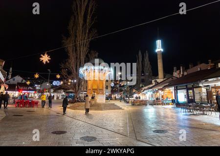 Sarajevo - BiH - 10. Februar 2024: Bascarsija ist der alte Basar von Sarajevo und das historische Zentrum der Stadt, erbaut im 15. Jahrhundert, als Isa Ishako bettelte Stockfoto