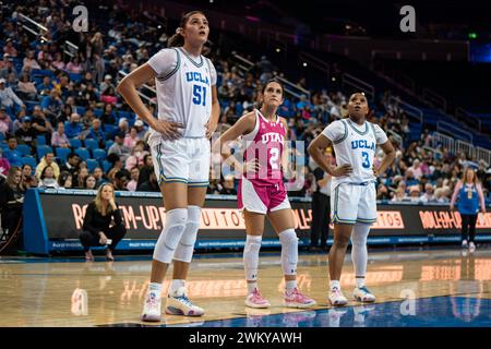 UCLA Bruins Center Lauren Betts (51), Wachmann Londynn Jones (3) und Utah Utes schützen Ines Vieira (2) während eines NCAA-Basketballspiels für Frauen am Donnerstag, Februar Stockfoto