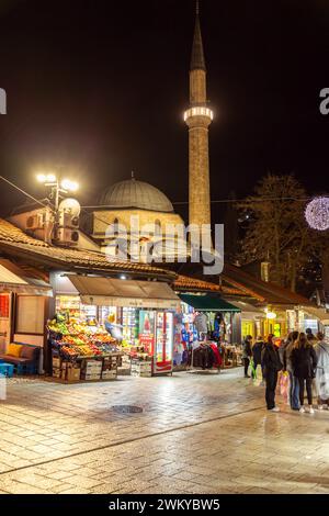 Sarajevo - BiH - 10. Februar 2024: Bascarsija ist der alte Basar von Sarajevo und das historische Zentrum der Stadt, erbaut im 15. Jahrhundert, als Isa Ishako bettelte Stockfoto