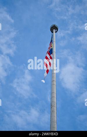 Kuala Lumpur, Malaysia - 20. Dezember 2023: Blick auf Jalur Gemilang, die malaysische Flagge, auf dem riesigen Fahnenmast in Dataran Merdeka gegen den Himmel. Stockfoto