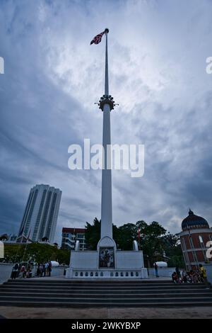 Kuala Lumpur, Malaysia - 20. Dezember 2023: Besucher am riesigen Fahnenmast in Dataran Merdeka. Stockfoto