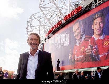 Aktenfoto vom 17.03.2023 von Sir Jim Ratcliffe in Old Trafford. Andrew Cole, ehemaliger Stürmer von Manchester United, glaubt, dass Sir Jim Ratcliffe länger als drei Jahre dauern könnte, um den Verein in echte Premier League-Titelverteidiger zu verwandeln. Ausgabedatum: Freitag, 23. Februar 2024. Stockfoto