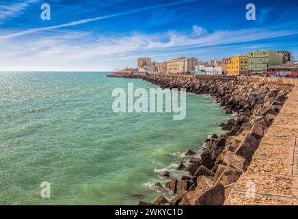 Sein Bild fängt den lebendigen Blick auf das Meer entlang des Campo del Sur in der historischen Stadt Cadiz, Spanien, ein. Glitzerndes azurblaues Wasser hebt die Küste hervor Stockfoto