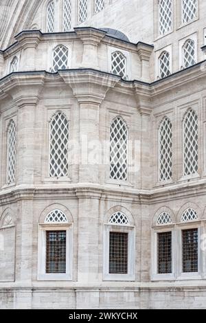 Auf den Straßen Istanbuls, an öffentlichen Plätzen. Elemente der architektonischen Dekoration von Gebäuden, Türen und Bögen, Gipsleisten und -Muster. Bogen Stockfoto