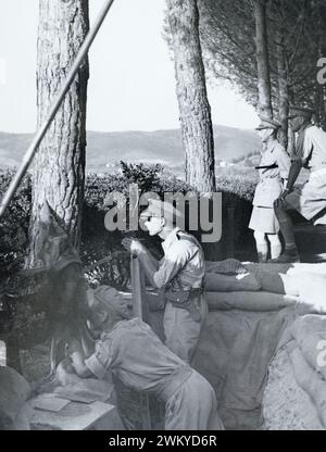 König Georg VI. (Zweiter von rechts) mit General Sir Oliver Leese (ganz rechts) beobachtete einen Angriff der Infanterie von einem Artillerie-Beobachtungsposten in der Nähe von Campriano, Italien, um Juli 1944. Stockfoto