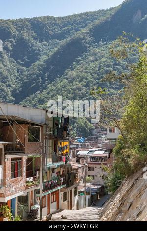 Ein Blick auf die Gebäude in einer Straße/Straße/Gasse in Aguas Calientes, Peru Stockfoto
