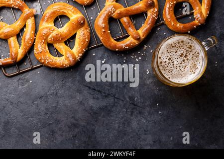 Frisch gebackene hausgemachte Brezeln und Bier vom Fass. Flach liegend mit Kopierplatz Stockfoto