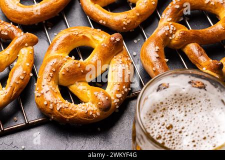 Frisch gebackene hausgemachte Brezeln und Bier vom Fass Stockfoto