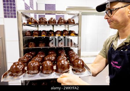 DEN BOSCH - Bossche Birnen in der Bäckerei von Banketbakkerij Jan de Groot, wo Bossche Bollen hergestellt werden. De Bossche Bol gibt es seit hundert Jahren. ANP IRIS VAN DEN BROEK niederlande aus - belgien aus Stockfoto