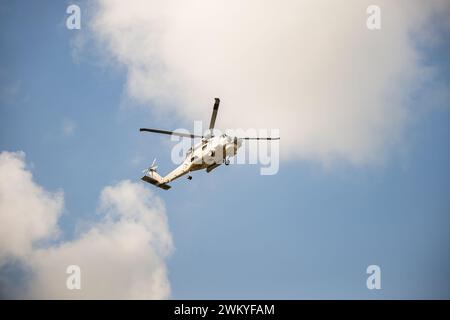 Moderner Hubschrauber im Flug gegen blauen Himmel. Neue Motorentechnologie für Rettung und Transport. Pilot Stockfoto