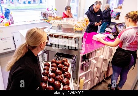 DEN BOSCH – Kunden kaufen Bossche Bollen bei Banketbakkerij Jan de Groot. De Bossche Bol gibt es seit hundert Jahren. ANP IRIS VAN DEN BROEK niederlande aus - belgien aus Stockfoto