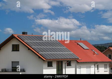 Einfamilienhäuser mit und ohne Photovoltaik auf dem Dach Stockfoto