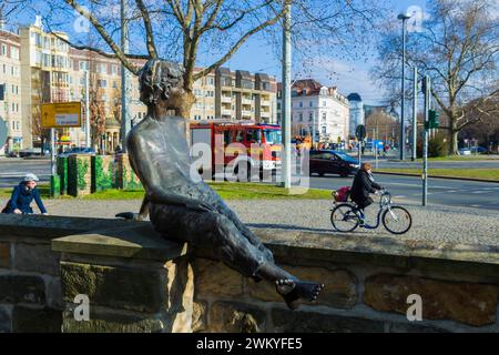 Bronzeplastik auf der Mauer des Erich-Kästner-Museums Emil Erich Kästner war ein deutscher Schriftsteller, Drehbuchautor und Kabarettist, der breiten Kreisen der deutschen Bevölkerung vor allem wegen seines humorvollen, scharfsinnigen Kinderbücher und seines humoristischen bis zeitkritischen Gedichte bekannt ist. Erich Kästner wuchs in der Königsbrücker Straße in der Äußeren Neustadt von Dresden auf. In der Nähe, am Albertplatz, befindet sich im Erdgeschoss der damaligen Villa seines Onkels Franz Augustin heute das Erich-Kästner-Museum. Die Bronzeplastik stammt von Mathyas Varga. Dresden Deuts Stockfoto