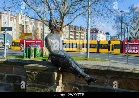 Bronzeplastik auf der Mauer des Erich-Kästner-Museums Emil Erich Kästner war ein deutscher Schriftsteller, Drehbuchautor und Kabarettist, der breiten Kreisen der deutschen Bevölkerung vor allem wegen seines humorvollen, scharfsinnigen Kinderbücher und seines humoristischen bis zeitkritischen Gedichte bekannt ist. Erich Kästner wuchs in der Königsbrücker Straße in der Äußeren Neustadt von Dresden auf. In der Nähe, am Albertplatz, befindet sich im Erdgeschoss der damaligen Villa seines Onkels Franz Augustin heute das Erich-Kästner-Museum. Die Bronzeplastik stammt von Mathyas Varga. Dresden Deuts Stockfoto