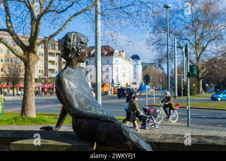 Bronzeplastik auf der Mauer des Erich-Kästner-Museums Emil Erich Kästner war ein deutscher Schriftsteller, Drehbuchautor und Kabarettist, der breiten Kreisen der deutschen Bevölkerung vor allem wegen seines humorvollen, scharfsinnigen Kinderbücher und seines humoristischen bis zeitkritischen Gedichte bekannt ist. Erich Kästner wuchs in der Königsbrücker Straße in der Äußeren Neustadt von Dresden auf. In der Nähe, am Albertplatz, befindet sich im Erdgeschoss der damaligen Villa seines Onkels Franz Augustin heute das Erich-Kästner-Museum. Die Bronzeplastik stammt von Mathyas Varga. Dresden Deuts Stockfoto