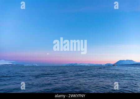 Europa, Norwegen, Tromso, Troms County, Walbeobachtungsboot, das im Winter an der Küste nahe der Halbinsel Lyngen vorbeifährt Stockfoto