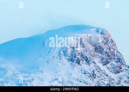 Europa, Norwegen, Troms County, Skjervoy, Mountain Peak bedeckt mit Winterschnee Stockfoto