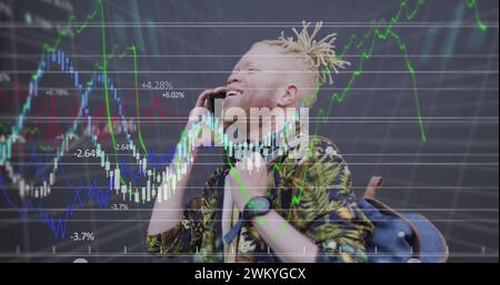 Bild der Datenverarbeitung über Albino-afroamerikaner mit Smartphone Stockfoto