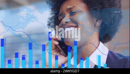 Bild der Datenverarbeitung und Weltkarte über afroamerikanerin mit Smartphone Stockfoto
