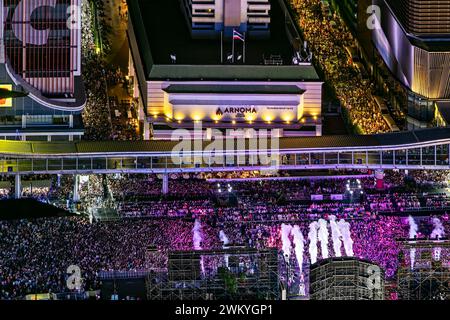 Menschenmassen in Ratchedamri, im Zentrum von Bangkok für Silvesterparty und -Konzert Stockfoto