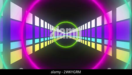 Bild von bunten Neonkreisen und digitalem Tunnel auf schwarzem Hintergrund Stockfoto