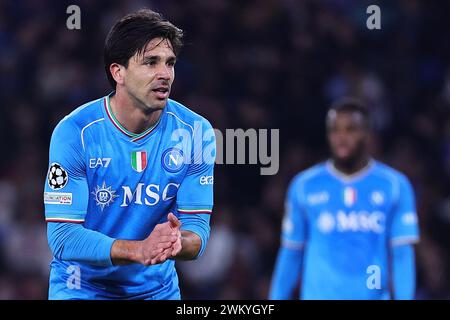 Giovanni Simeone vom SSC Napoli gibt Gesten während des Champions-League-Fußballspiels zwischen SSC Napoli und FC Barcelona im Diego Armando Maradona-Stadion in Neapel (Italien) am 21. Februar 2024. Stockfoto