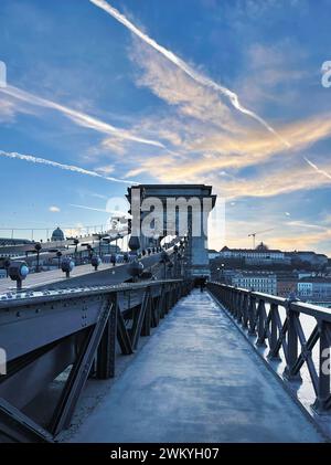 Eine Hängebrücke Szechenyi Kettenbrücke über die Donau, die zwei historische Teile Budapests verbindet - Buda und Pest. Stockfoto