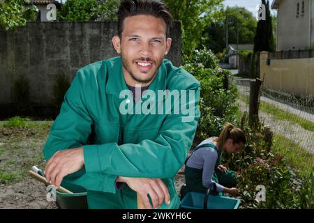 Junger lächelnder Gärtner im Garten Stockfoto
