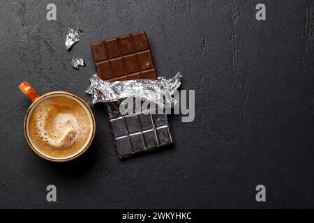 Coffee Break Bliss: Schokoladenriegel kombiniert mit einer Tasse Kaffee. Flache Ladefläche mit Kopierraum Stockfoto