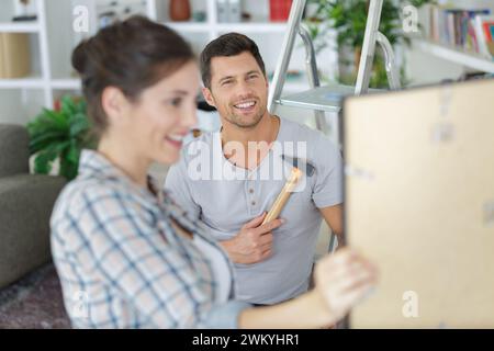 Ein paar hängende Bilder auf dem Zimmer Stockfoto