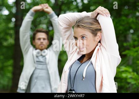 Ein Paar streckt sich draußen aus Stockfoto