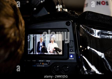 DEN HAAG - 23.02.2024, Henk te Velde (l), Professor für Nationalgeschichte und Carla van Baalen, Professor für parlamentarische Geschichte, nach einem Gespräch mit dem Informanten Kim Putters. Der Informateur empfing die Professoren, um über alternative Schrankvarianten informiert zu werden. ANP ROBIN VAN LONKHUIJSEN niederlande aus - belgien aus Stockfoto