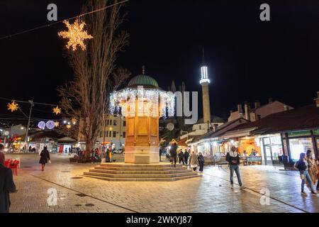 Sarajevo - BiH - 10. Februar 2024: Bascarsija ist der alte Basar von Sarajevo und das historische Zentrum der Stadt, erbaut im 15. Jahrhundert, als Isa Ishako bettelte Stockfoto